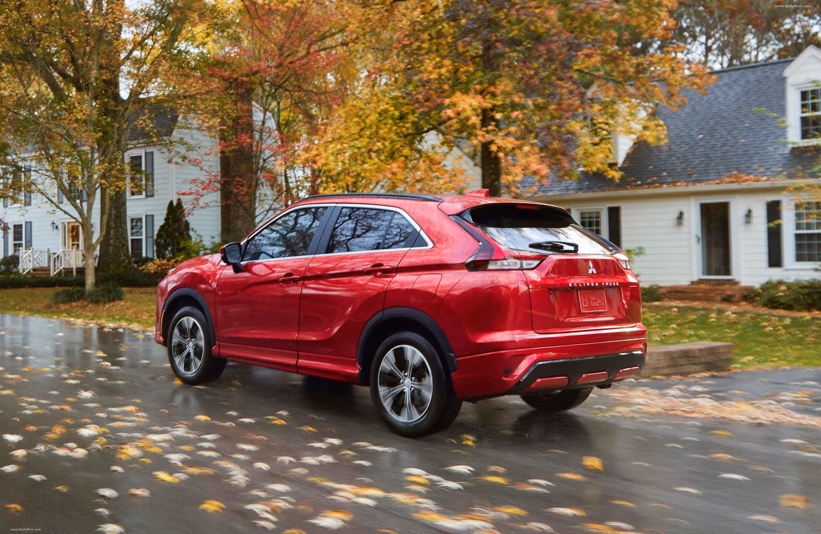 Mitsubishi Eclipse Cross — сзади в три четверти у дома