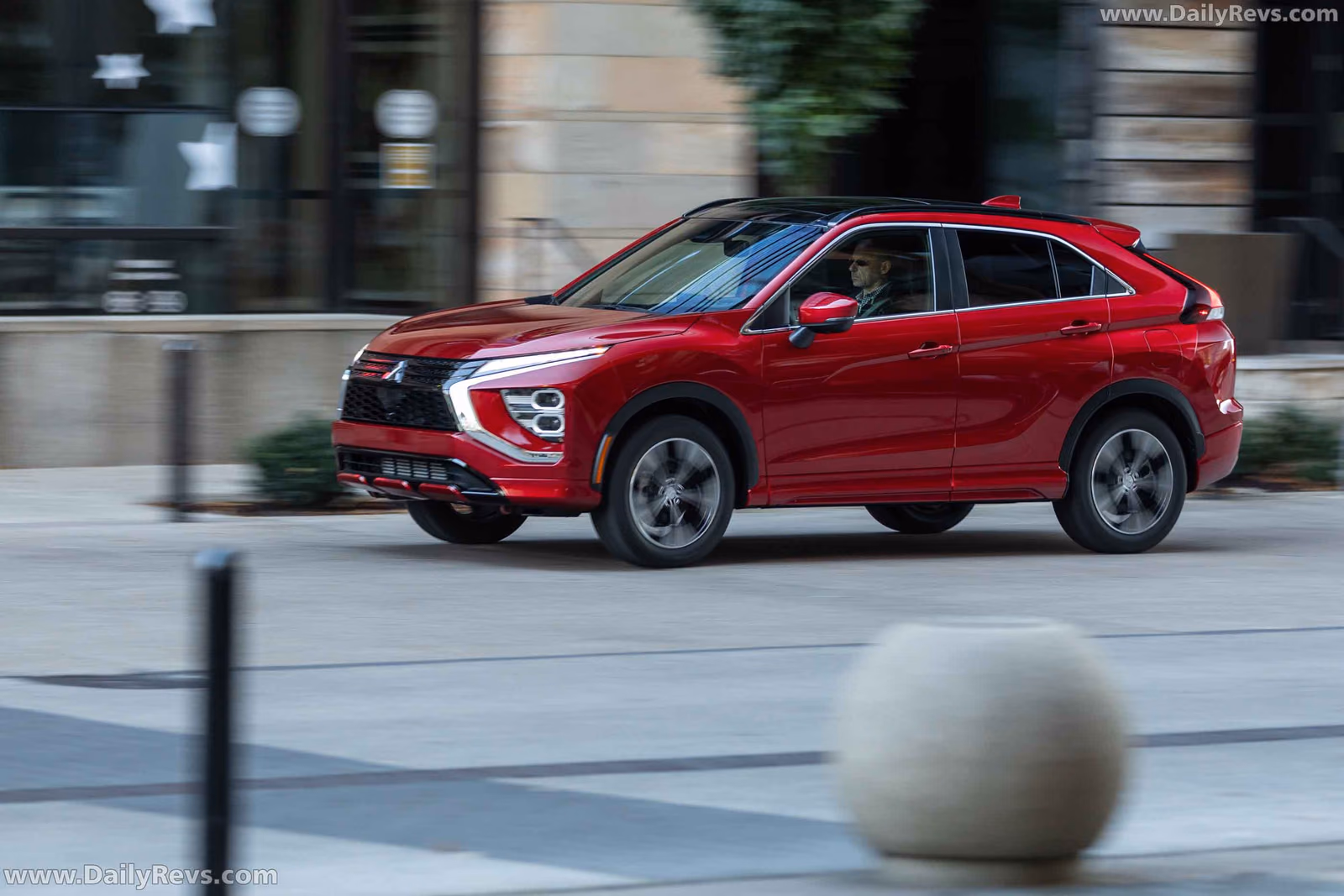 Mitsubishi Eclipse Cross в движении по городу