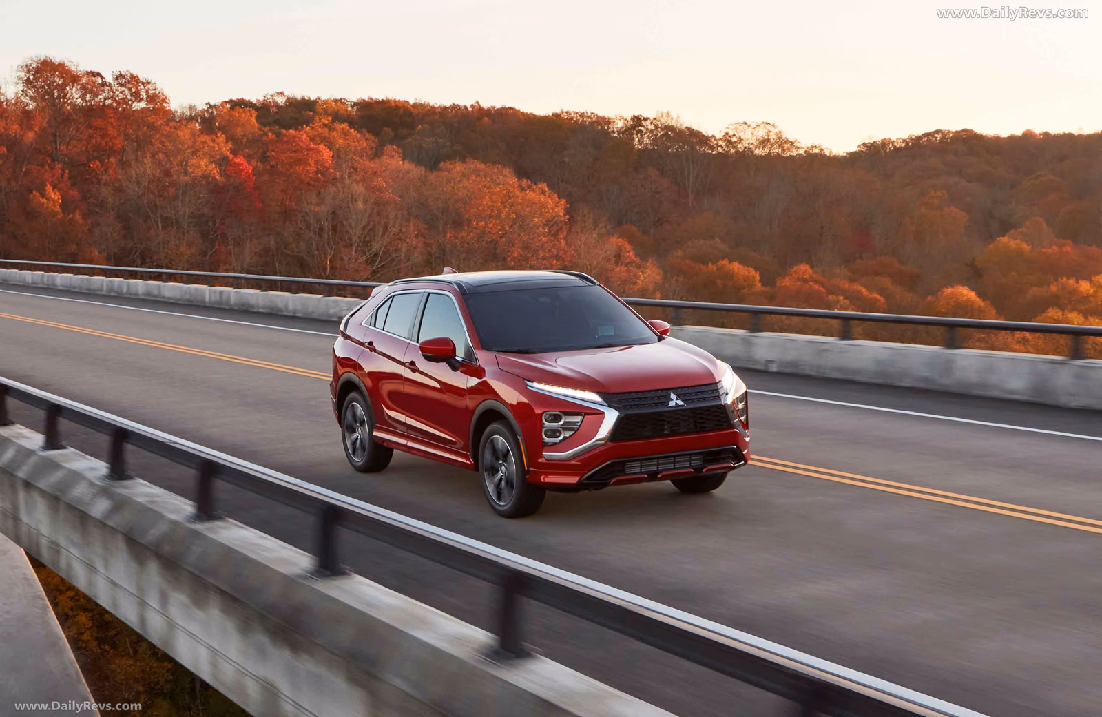Mitsubishi Eclipse Cross на мосту осенью