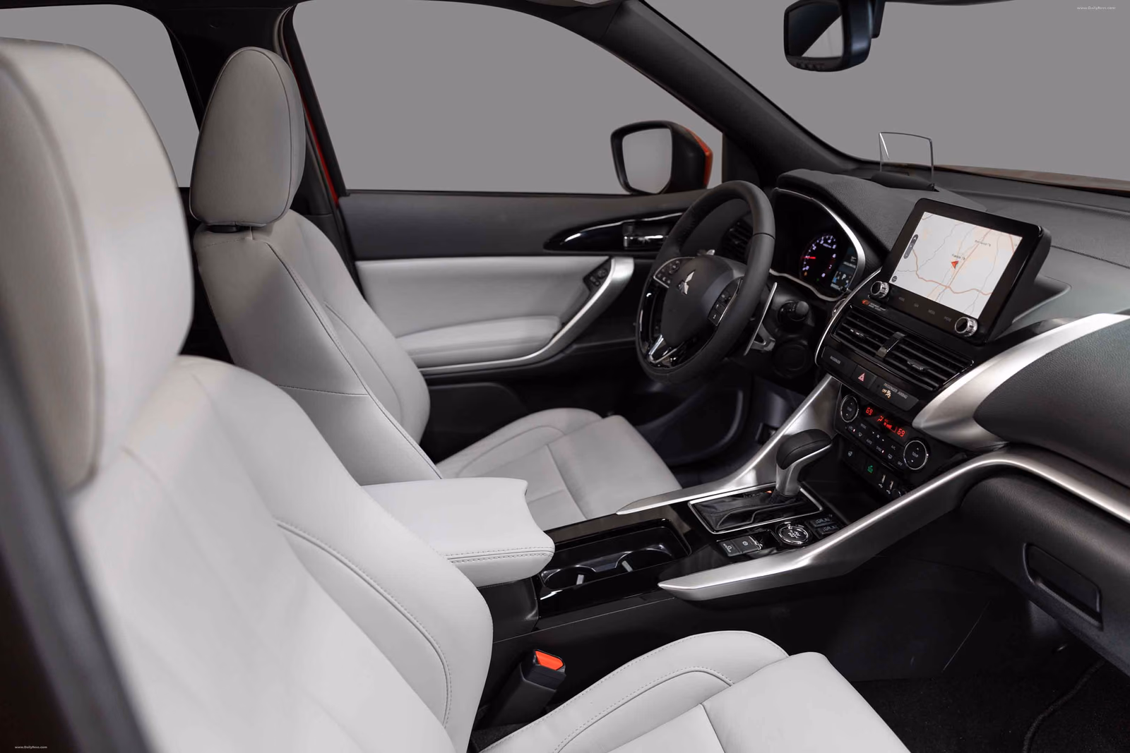 Салон Eclipse Cross — передняя панель