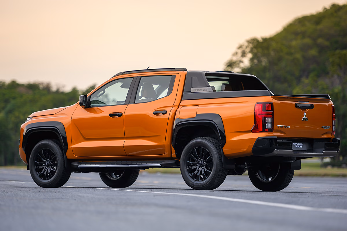Mitsubishi L200 — двойная кабина и грузовая платформа сзади в три четверти
