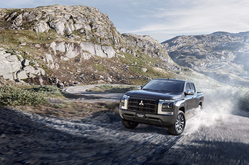 Mitsubishi L200 — новый пикап преодолевает водную преграду