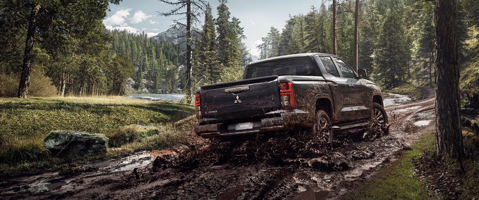 Mitsubishi L200 — задняя часть пикапа на лесном бездорожье