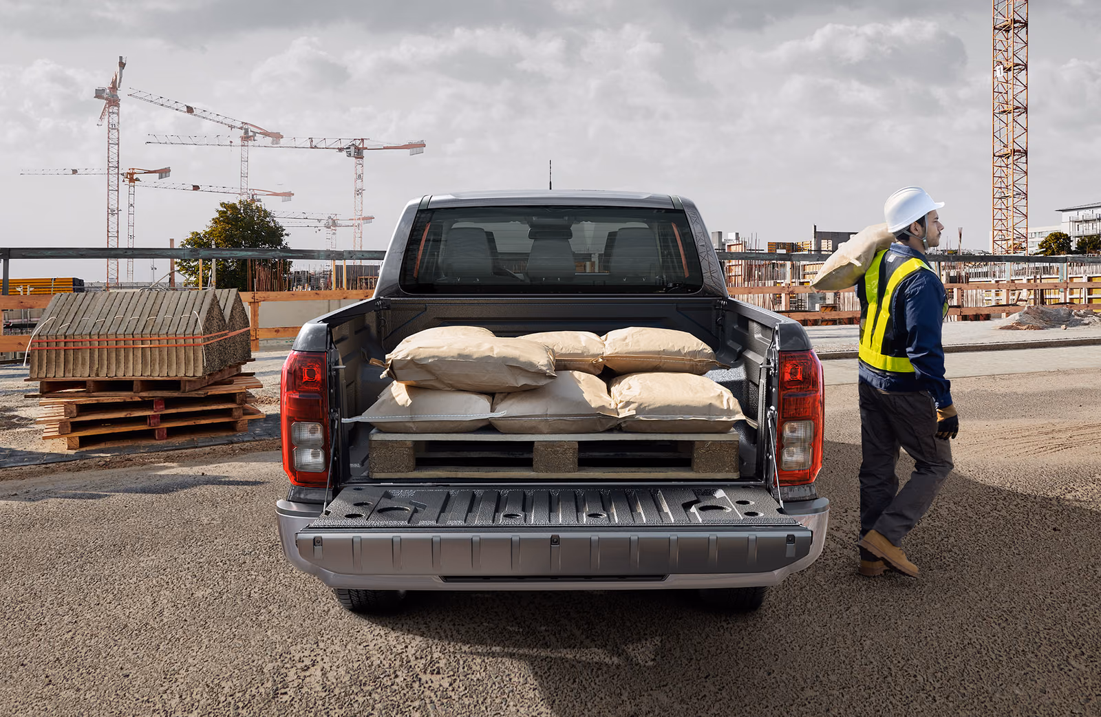 Mitsubishi L200 — открытая грузовая платформа с полезной нагрузкой