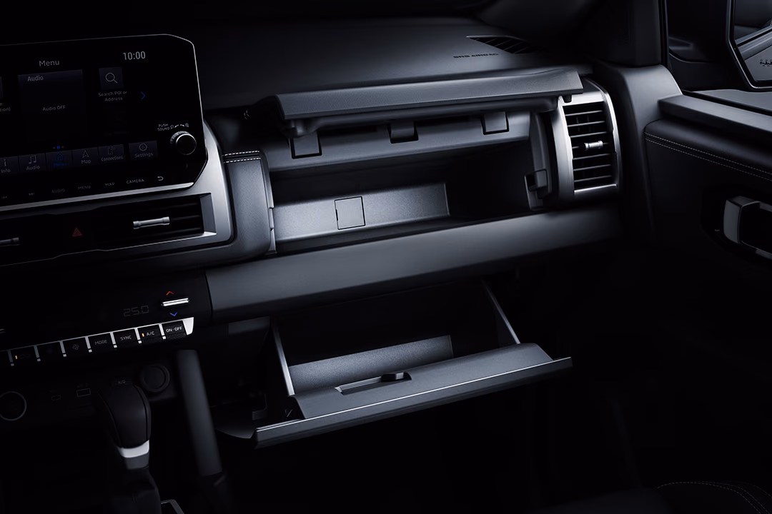 Mitsubishi L200 — передняя панель со стороны пассажира