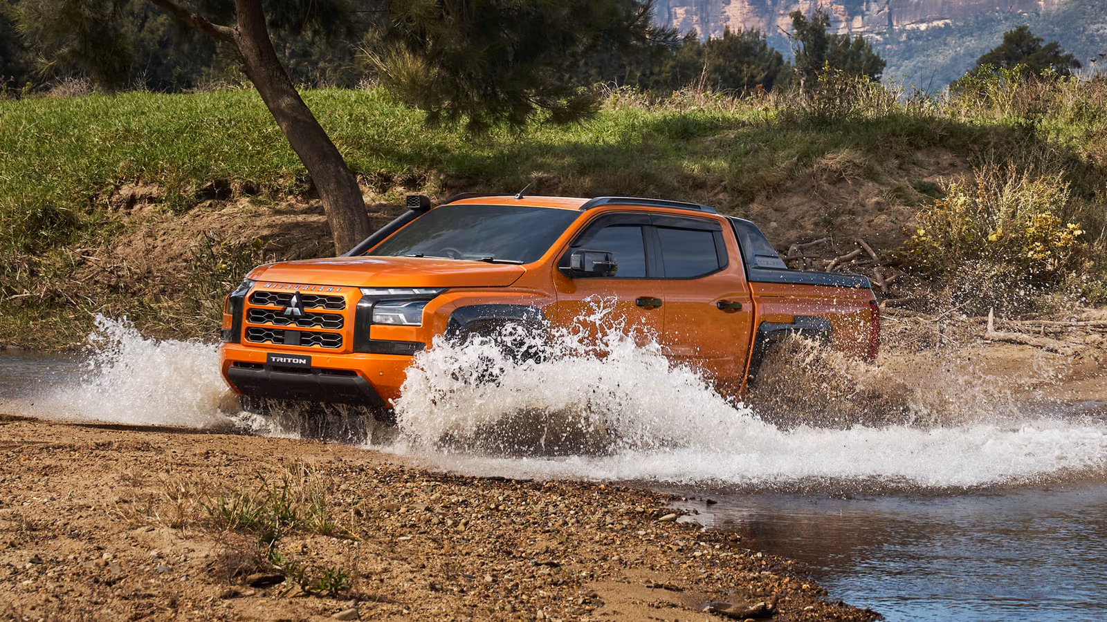 Mitsubishi L200 на водной переправе