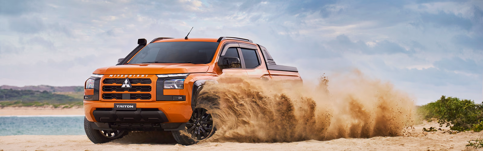 Mitsubishi L200 в облаке пыли