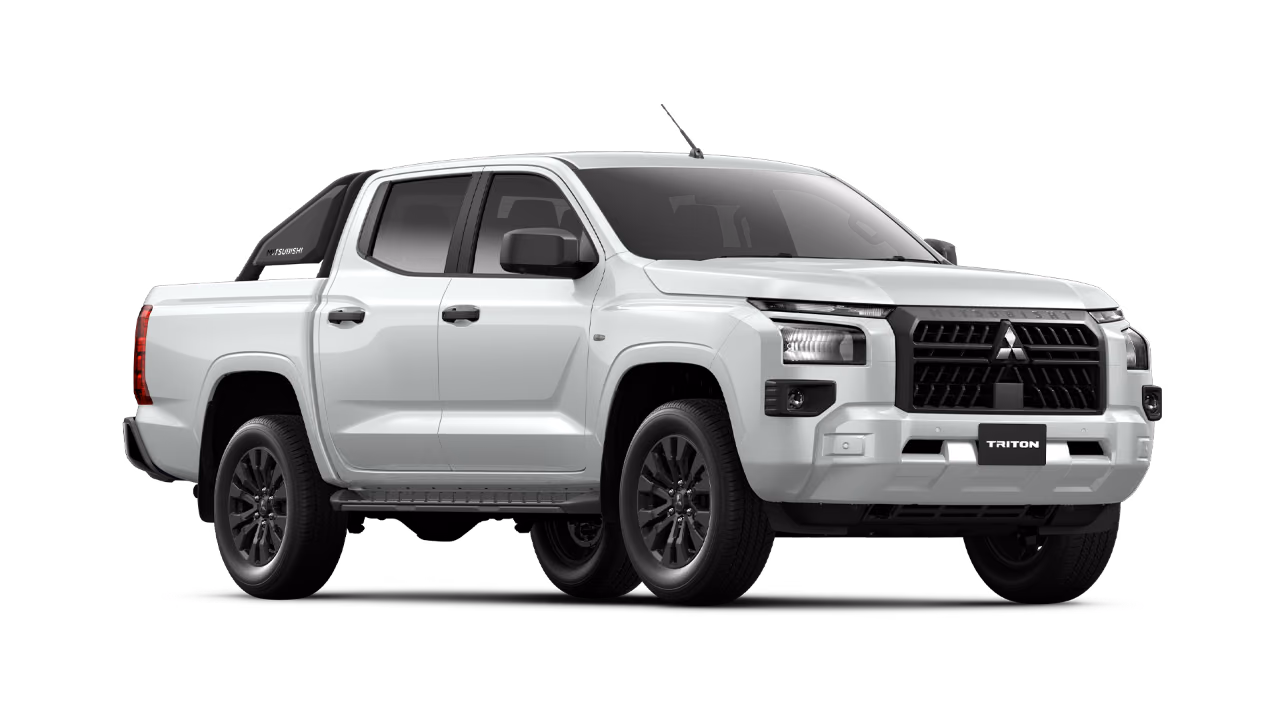 Белый Mitsubishi L200 в студии