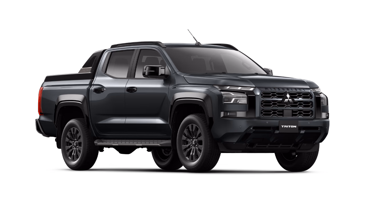 Чёрный Mitsubishi L200 в студии
