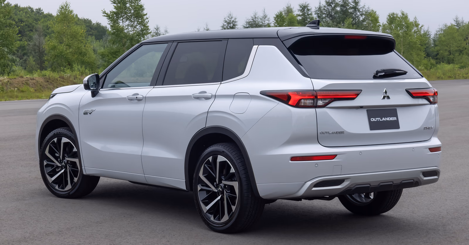 Mitsubishi Outlander — вид сзади в три четверти