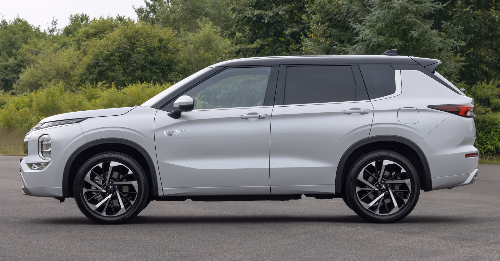 Mitsubishi Outlander — вид сзади
