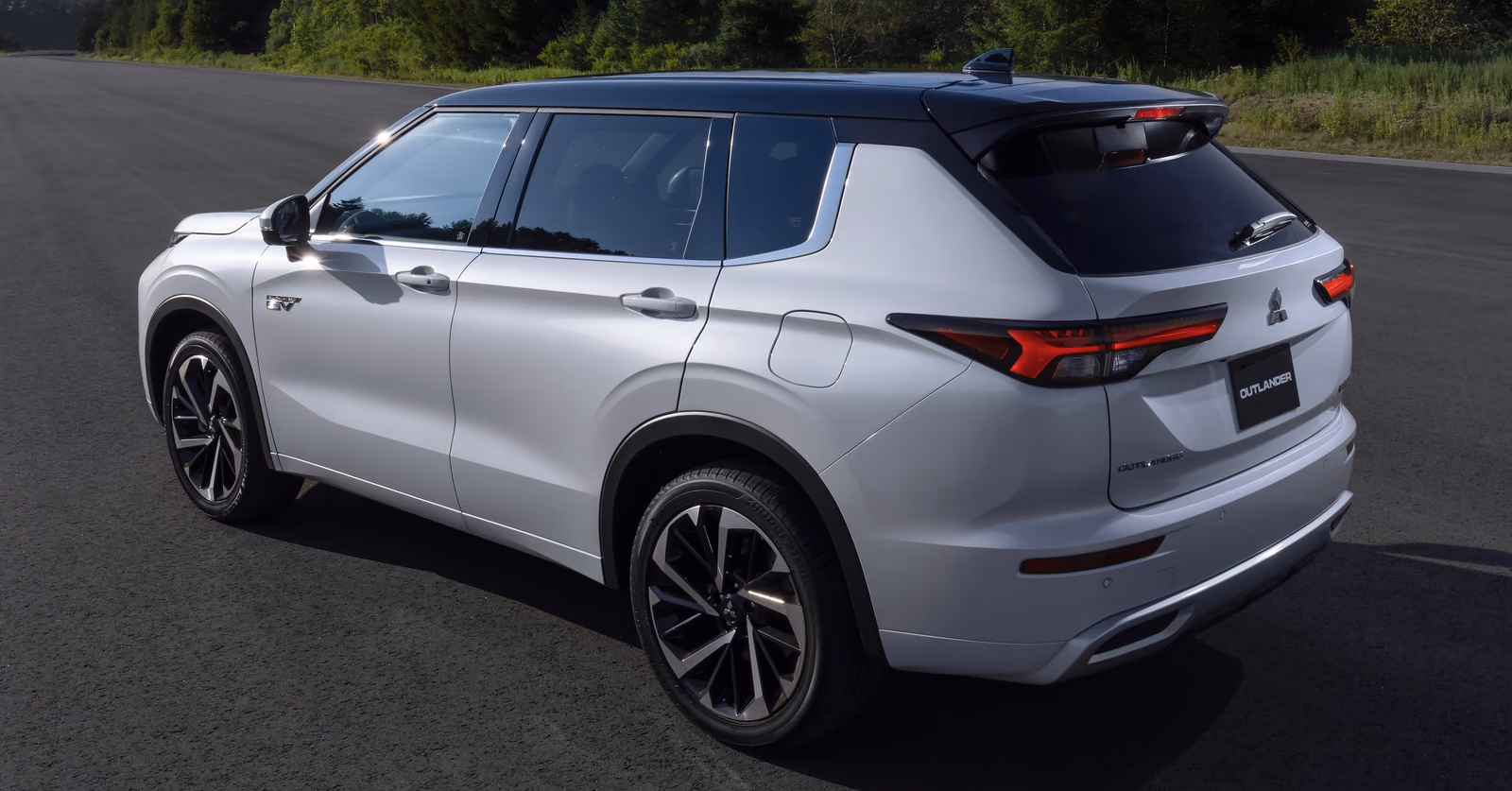 Mitsubishi Outlander — спереди в три четверти