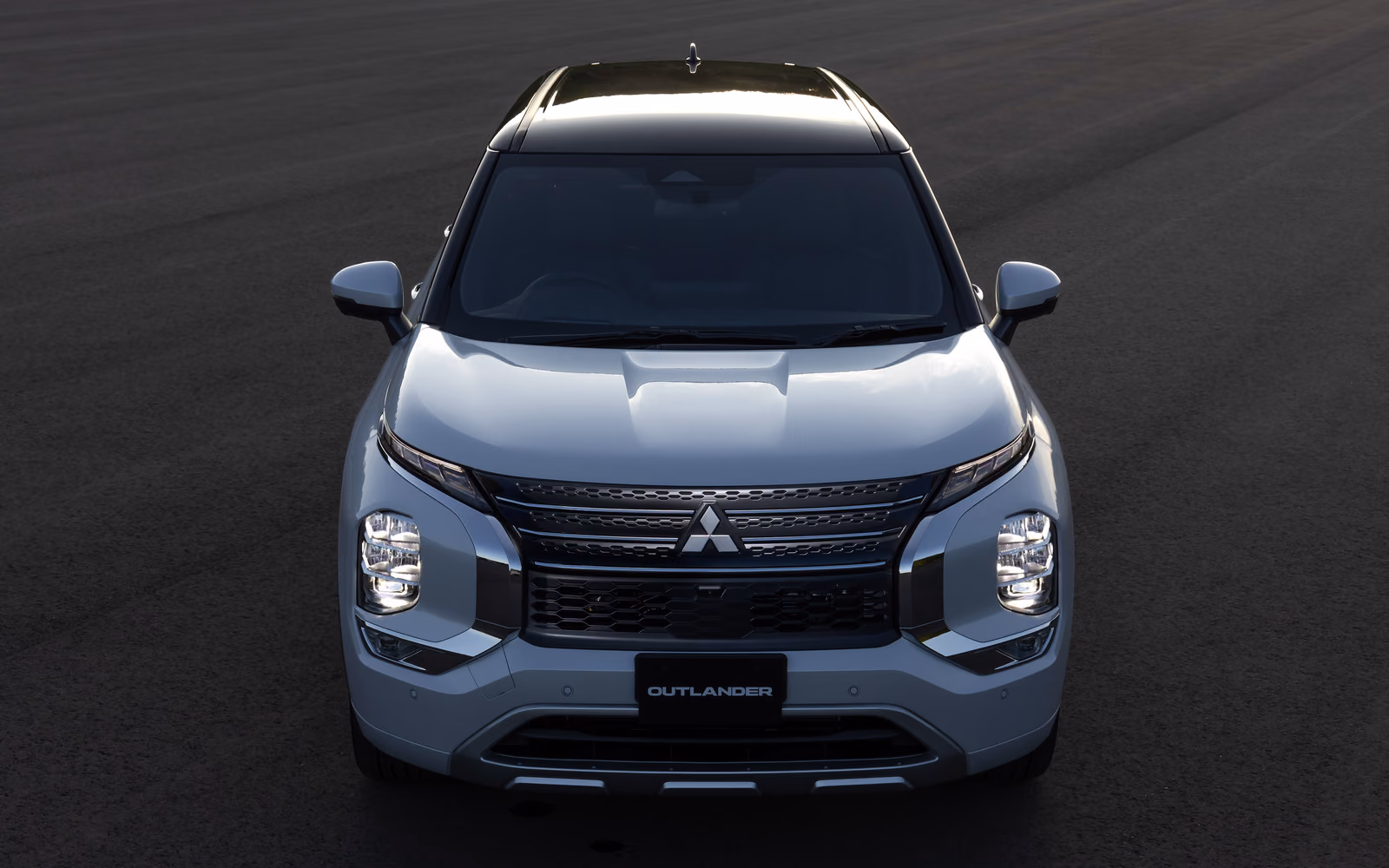 Mitsubishi Outlander — вид сзади в три четверти
