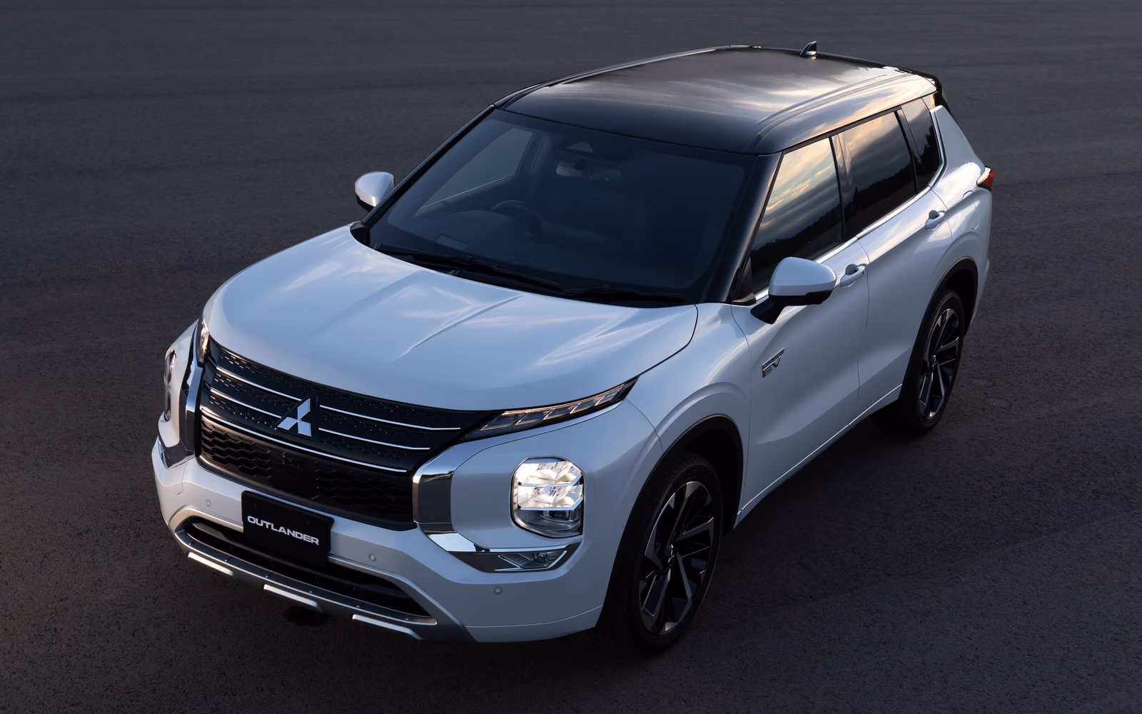 Mitsubishi Outlander — вид сбоку