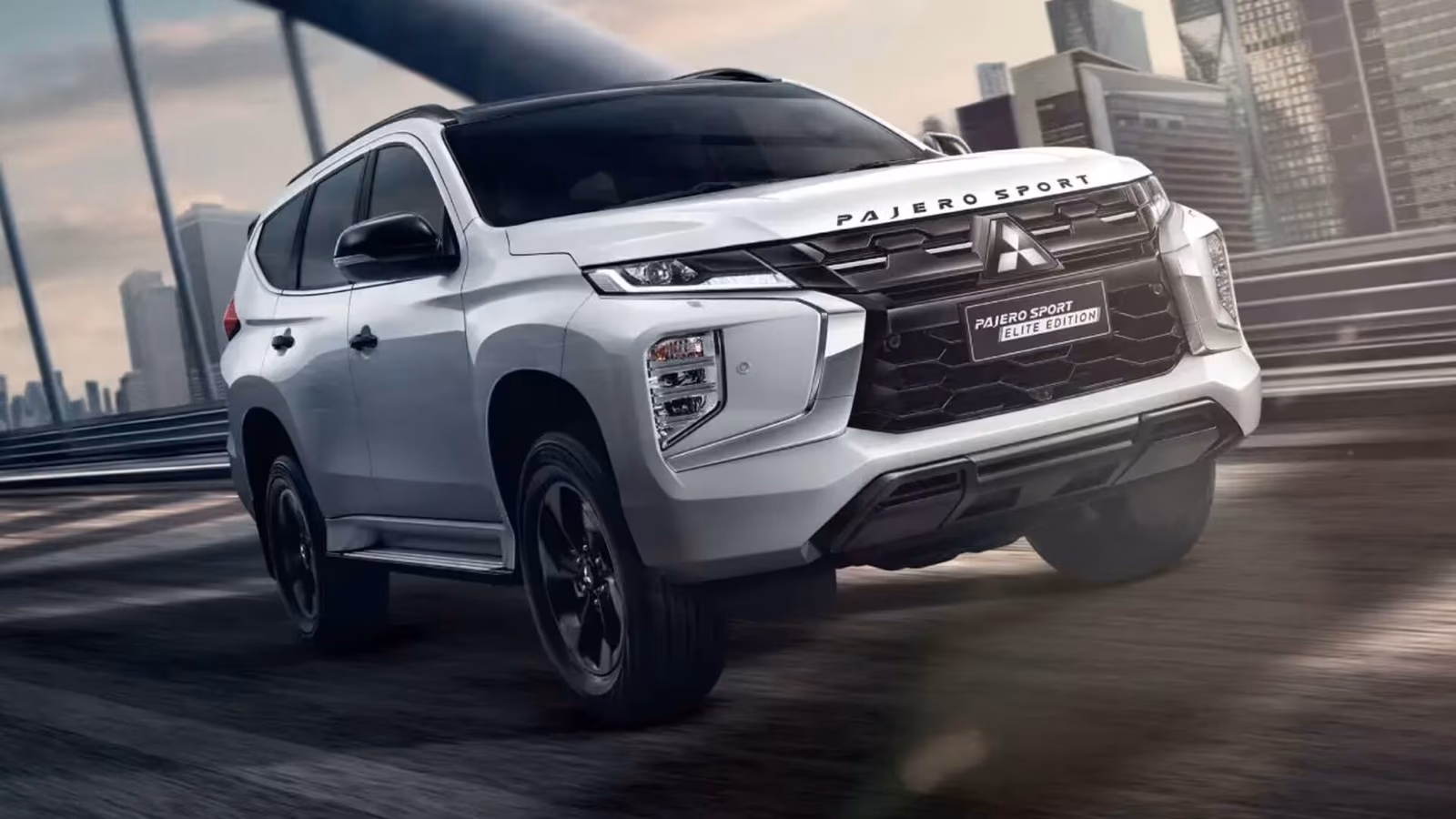 Mitsubishi Pajero Sport в движении по городу