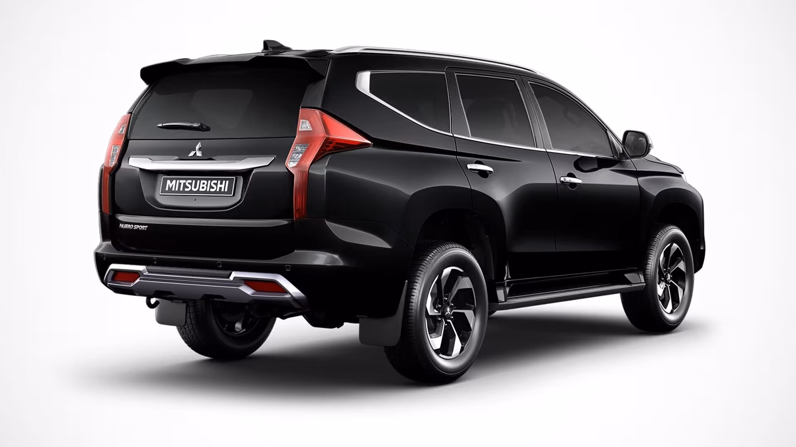 Mitsubishi Pajero Sport — сзади в три четверти, студия