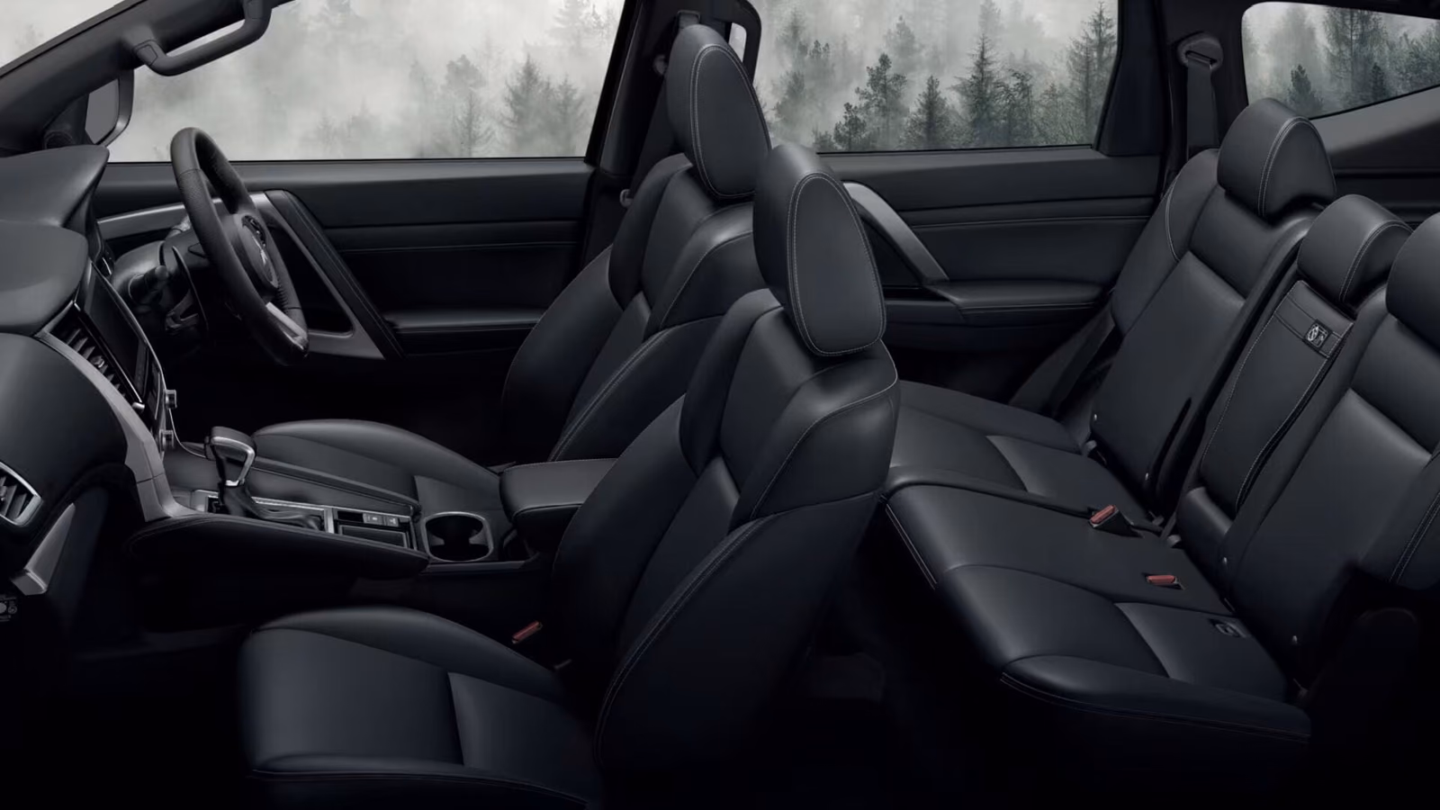 Салон Mitsubishi Pajero Sport — три ряда сидений