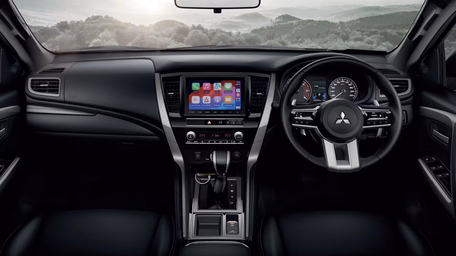 Передняя панель Pajero Sport с экраном мультимедиа