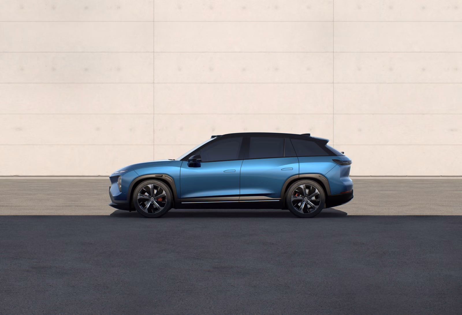 NIO EL7 в профиль у бетонной стены