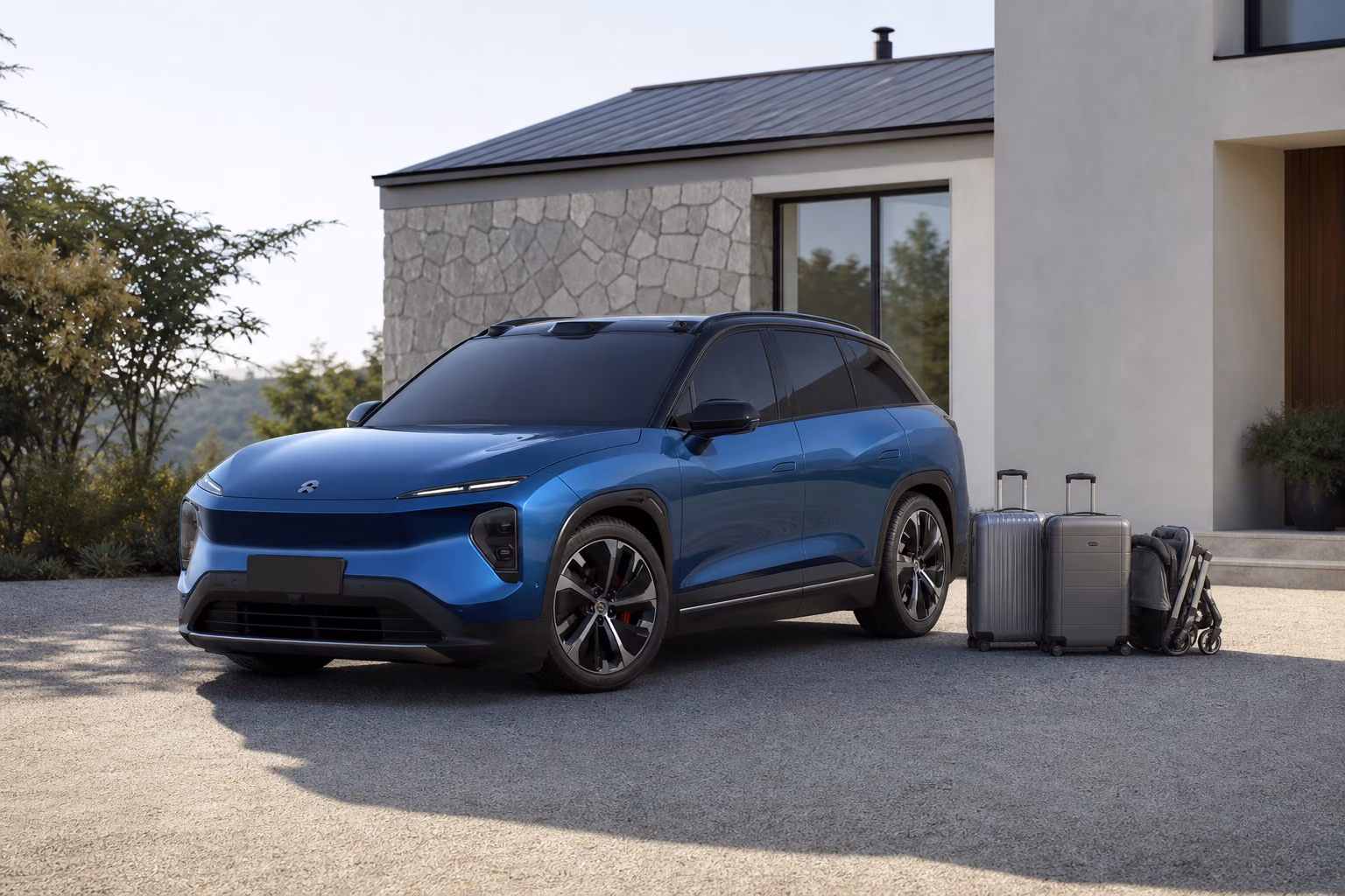 NIO ES7 у загородного дома с семейным багажом