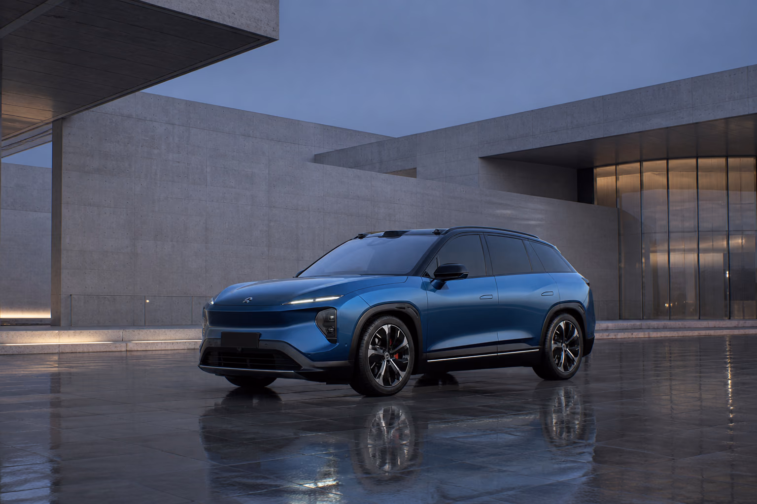 NIO ES7 на архитектурной площадке после дождя