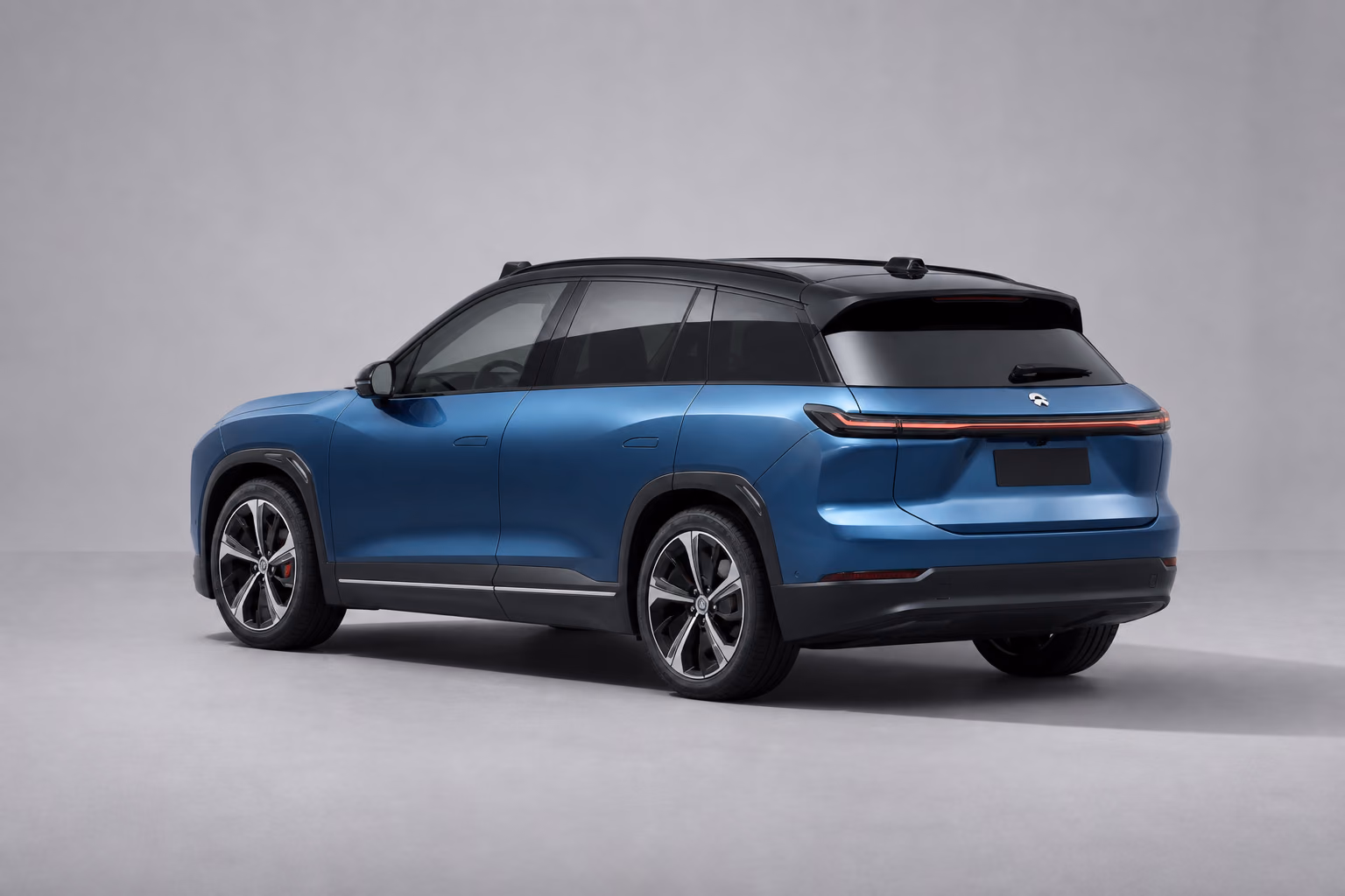 NIO ES7 в светлой студии, вид сзади в три четверти