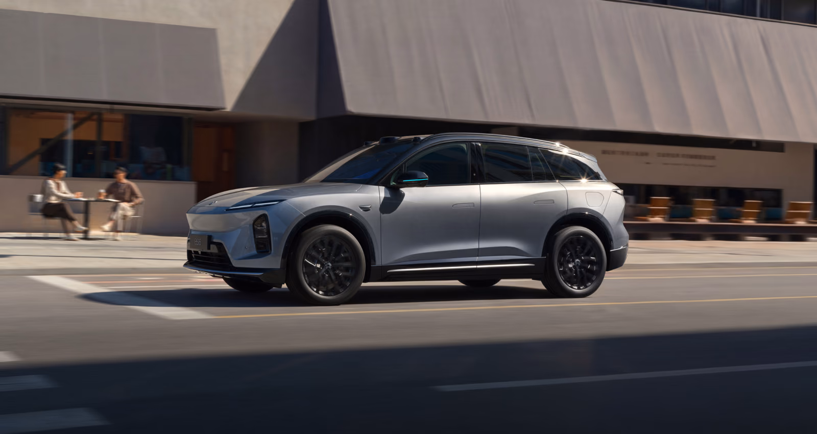 NIO ES6 у современного здания