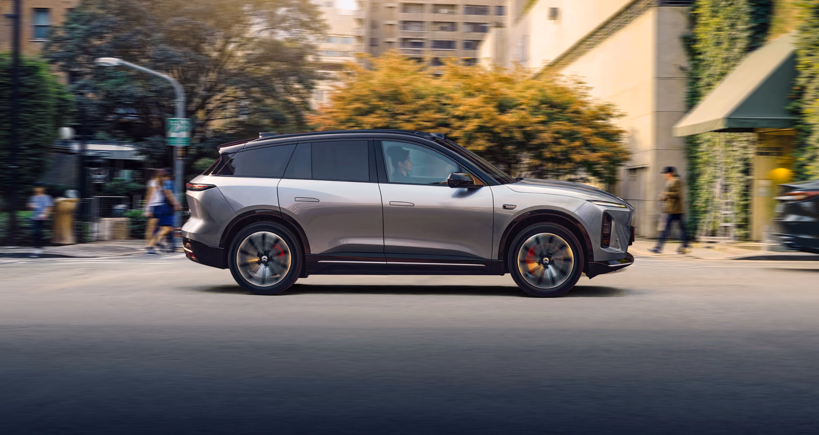 NIO ES6 на городской улице