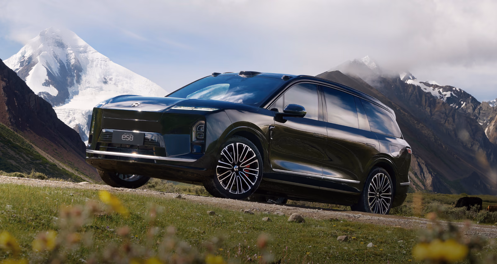 NIO ES8 на фоне заснеженных гор