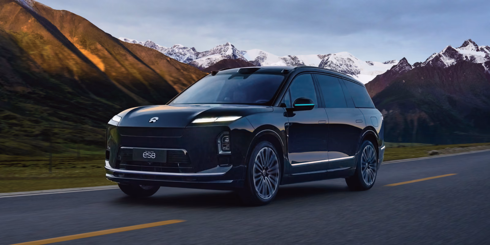 NIO ES8 на горной дороге