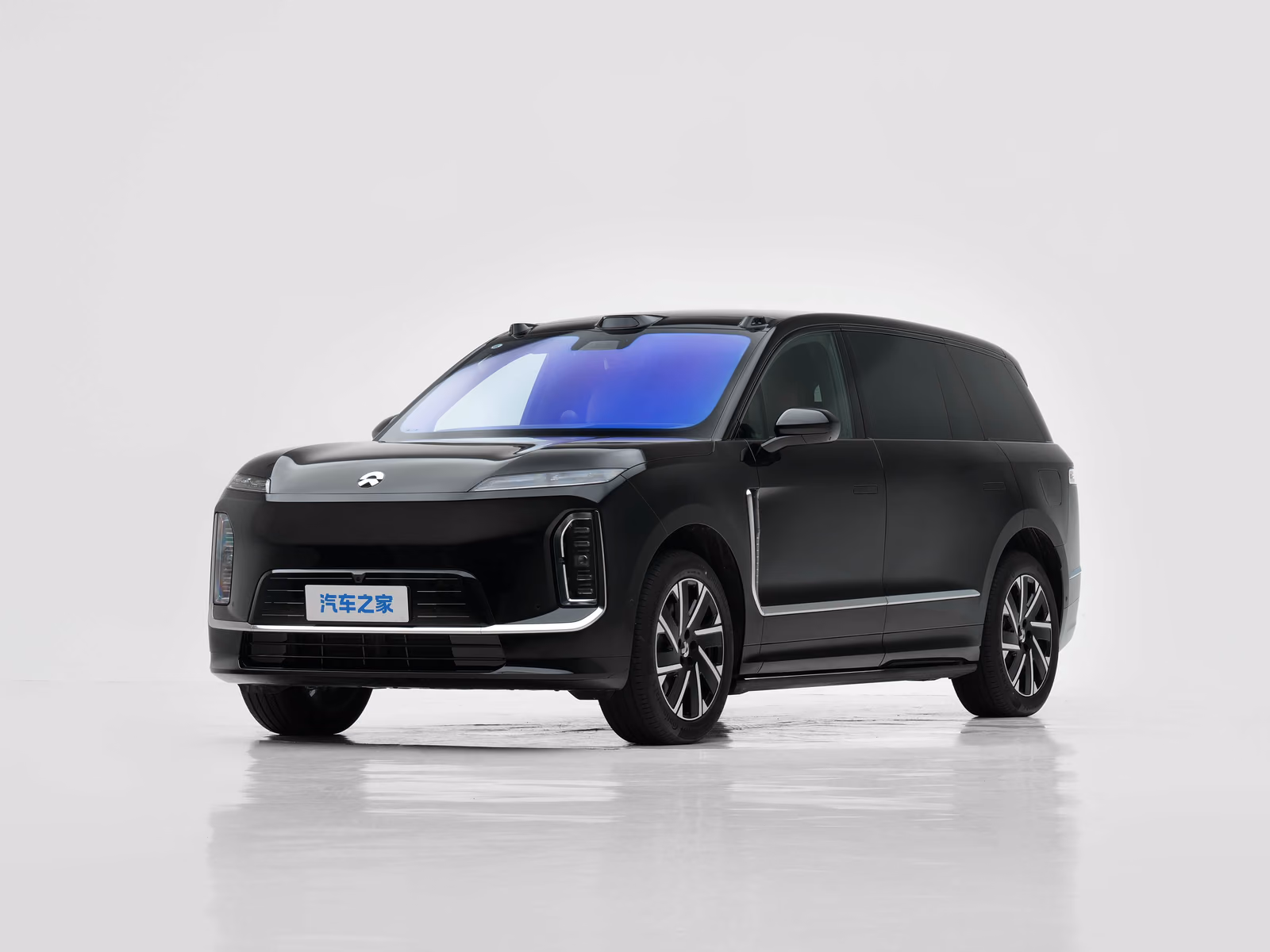 Nio ES9 — вид спереди в три четверти