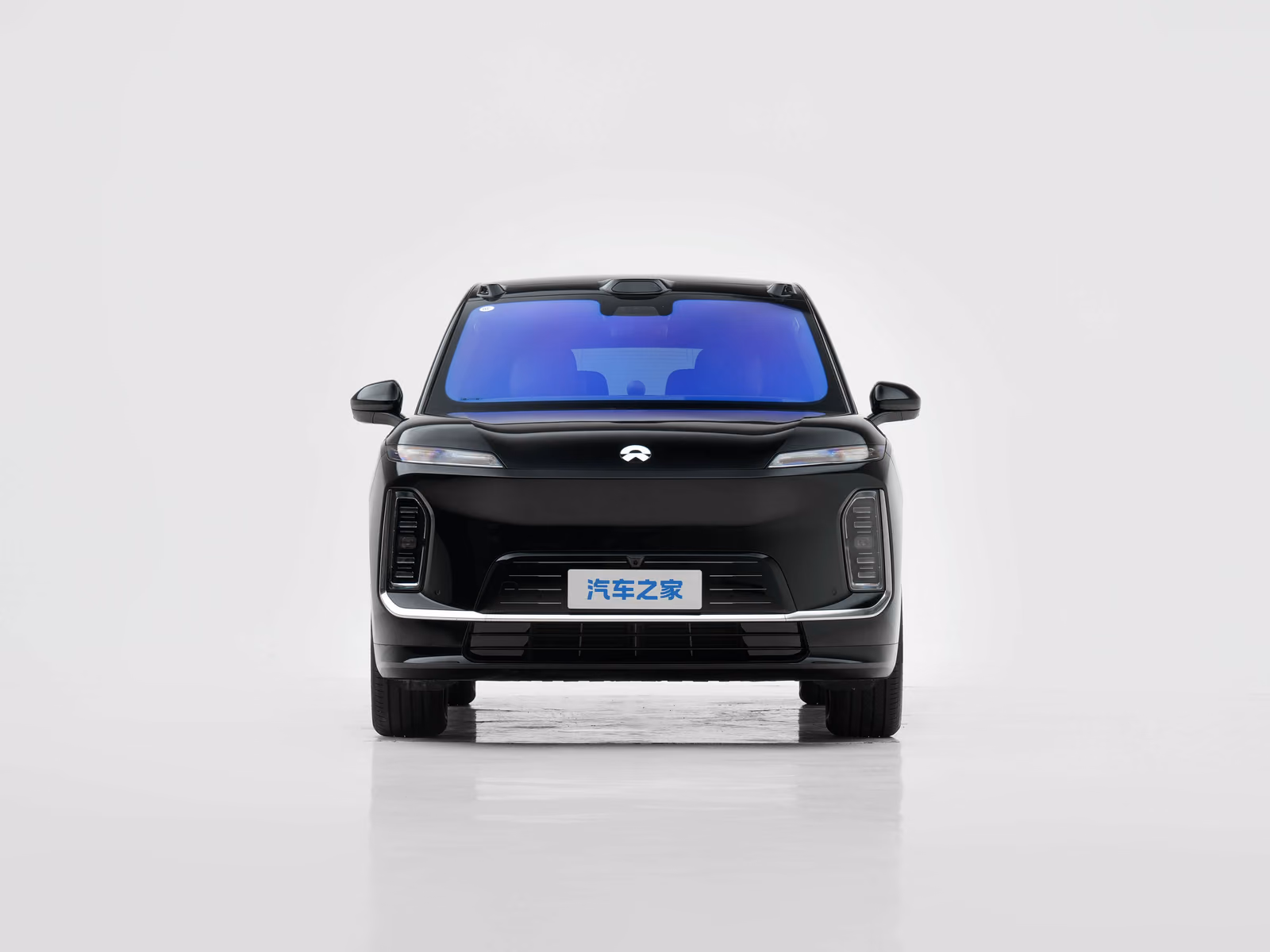 Nio ES9 — вид строго спереди