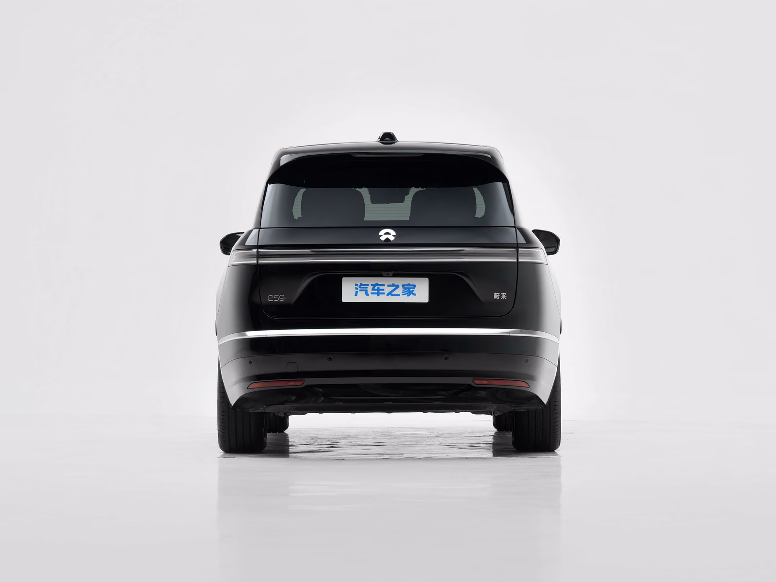 Nio ES9 — вид строго сзади