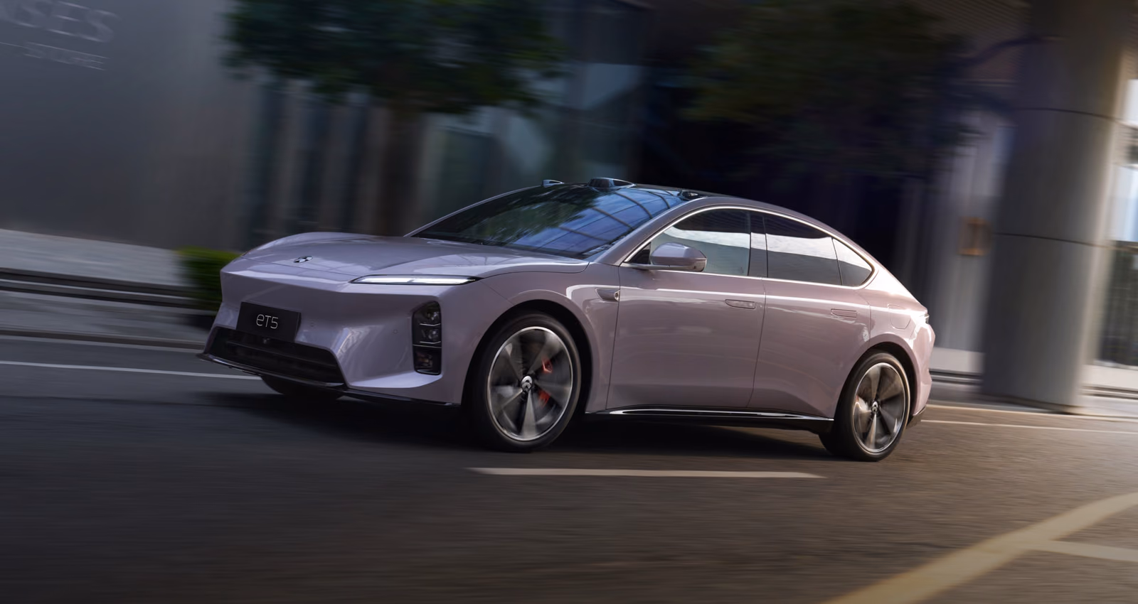 NIO ET5 на городской улице