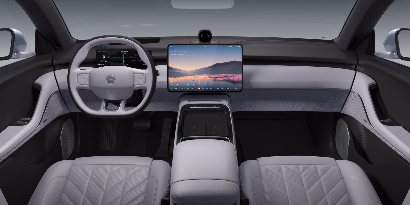 Кокпит NIO ET5 со светлой отделкой