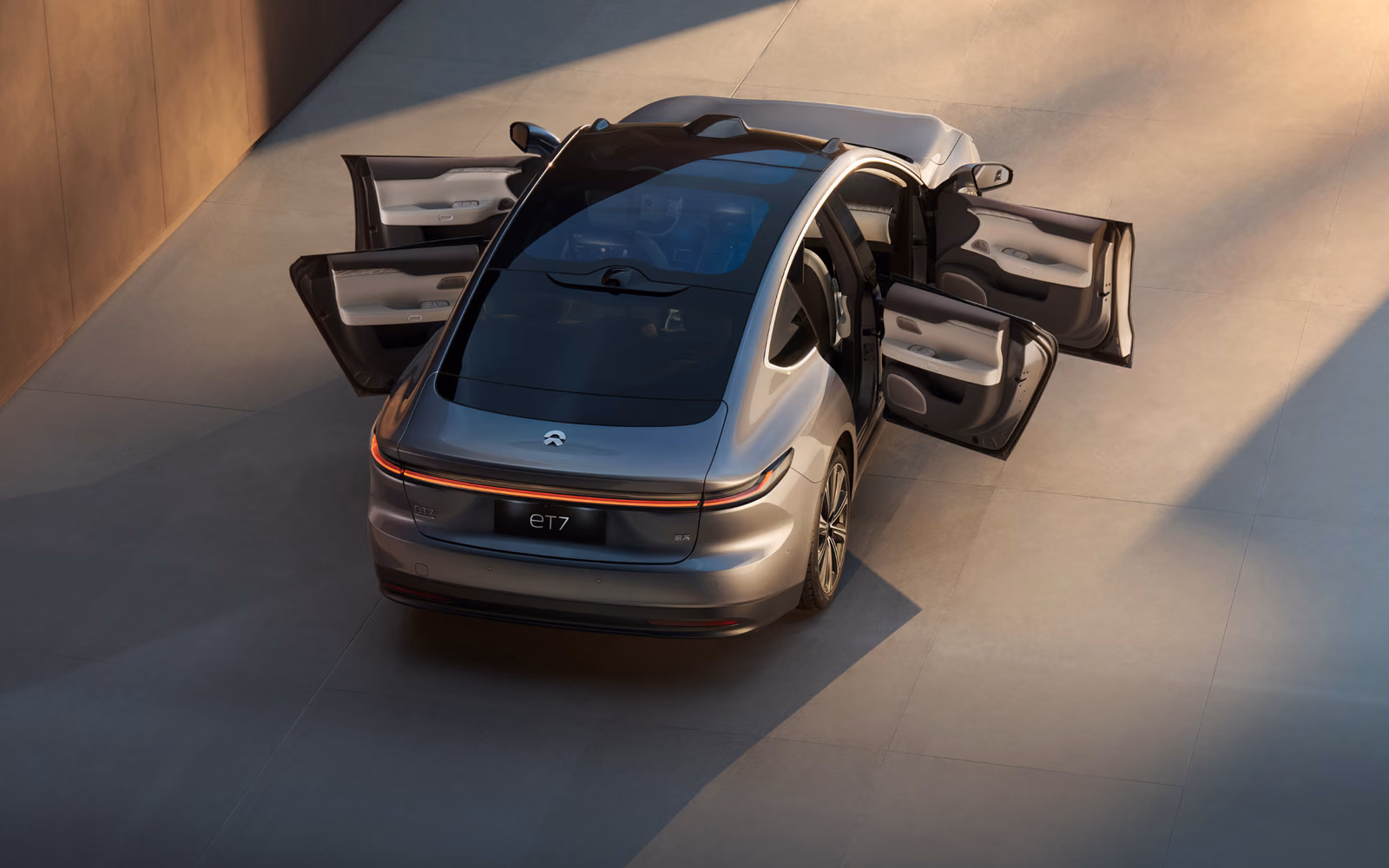 NIO ET7 с открытыми дверями, вид сверху