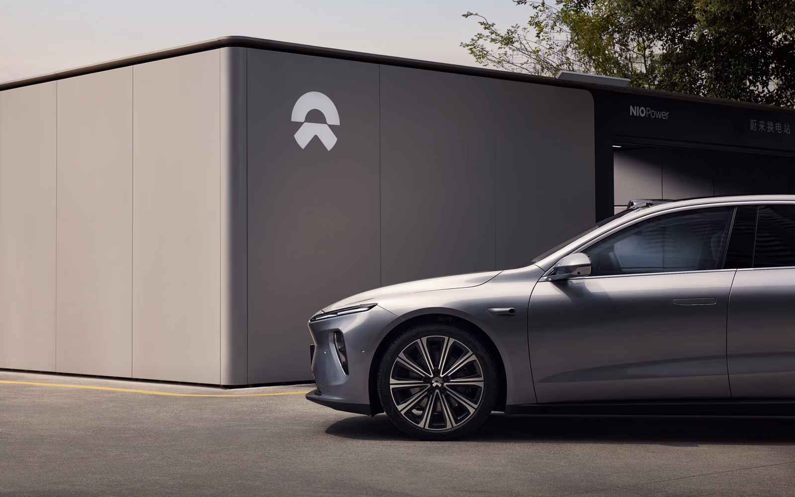 NIO ET7 у станции замены батарей