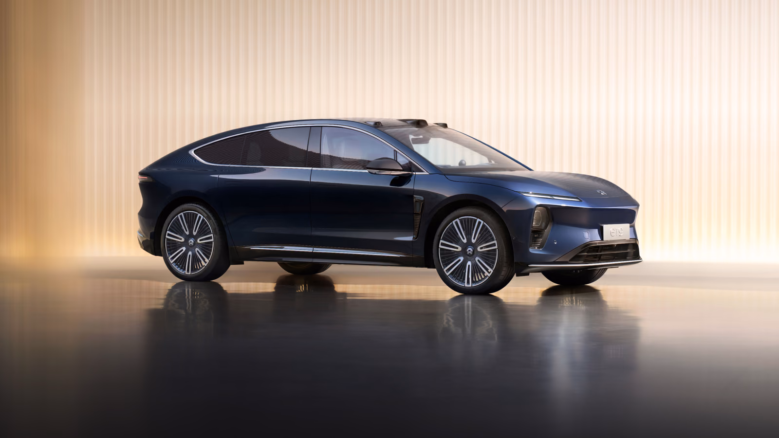 NIO ET9 — студийный вид спереди в три четверти