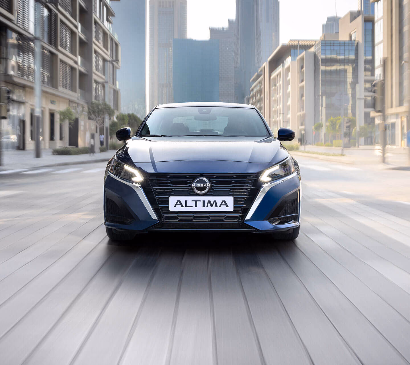 Синяя Nissan Altima L34 — вид спереди