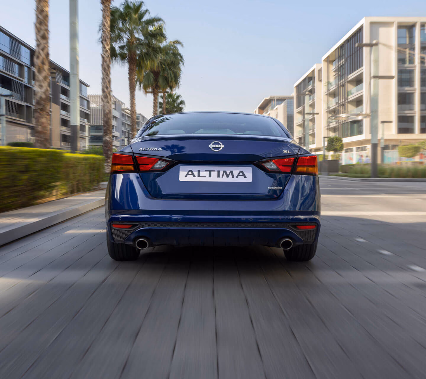 Синяя Nissan Altima L34 — вид сзади