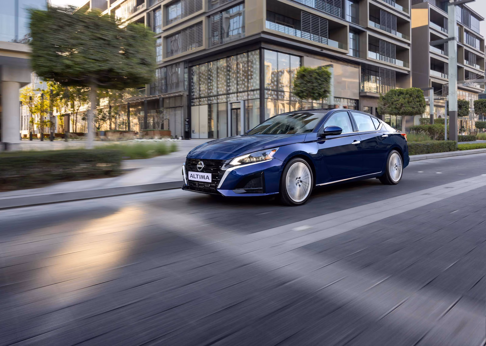 Nissan Altima L34 в движении — вид спереди