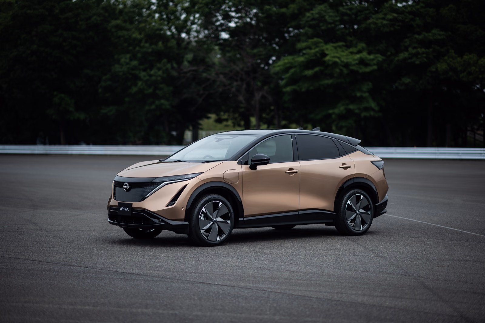 Nissan Ariya — спереди в три четверти