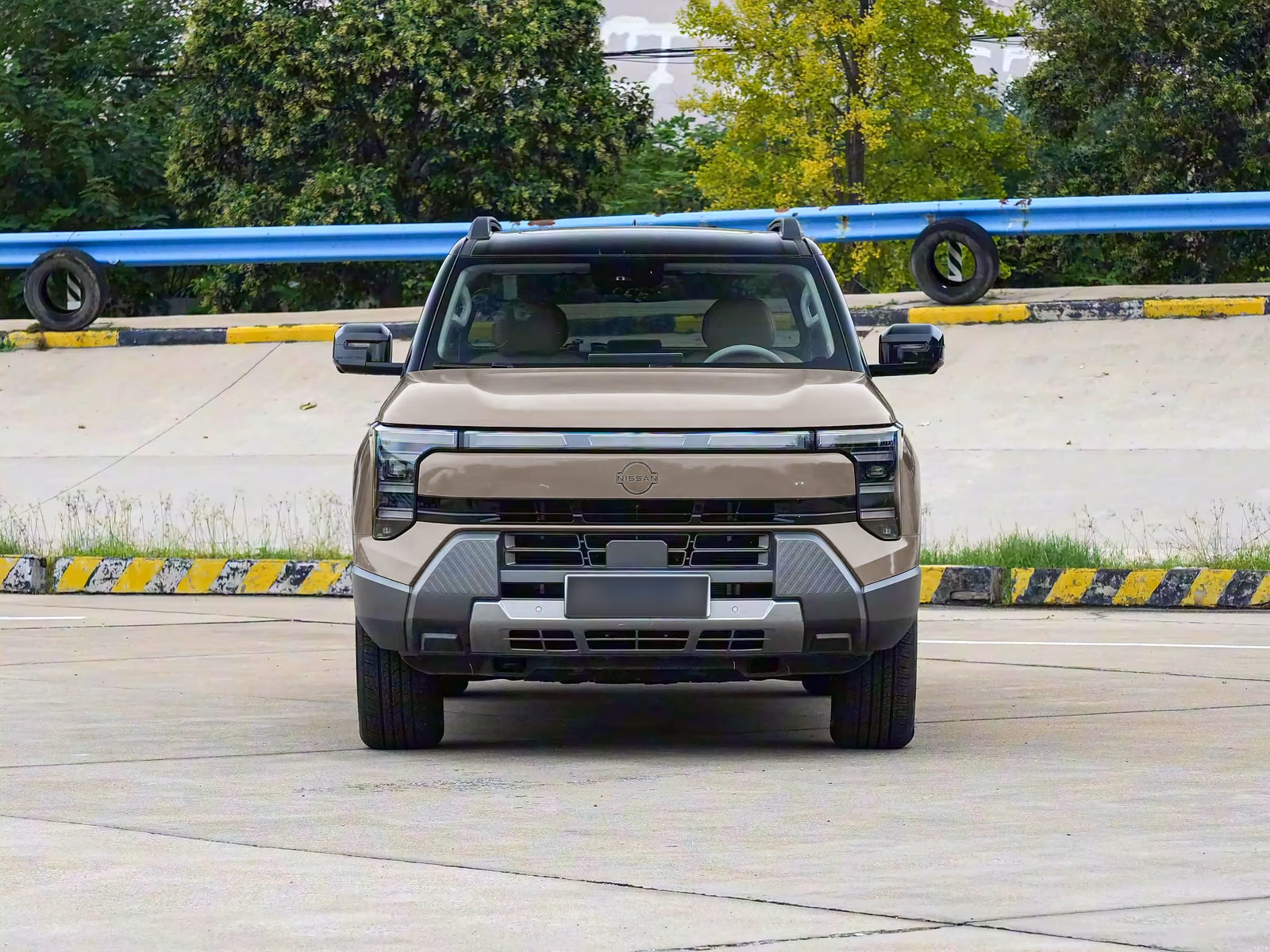 Nissan Frontier Pro PHEV — коричневый кузов строго спереди