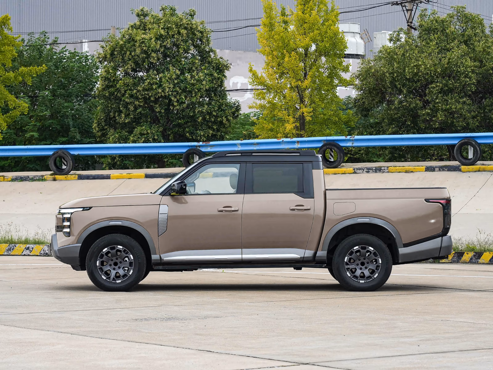 Nissan Frontier Pro PHEV — коричневый кузов в профиль