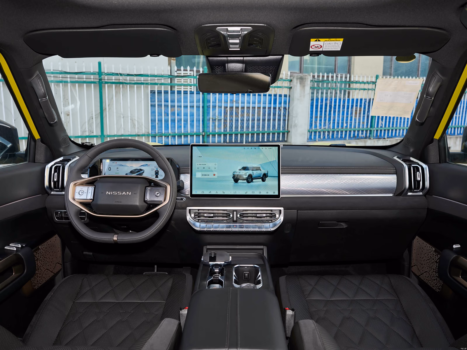 Nissan Frontier Pro PHEV — панорама леворульного кокпита