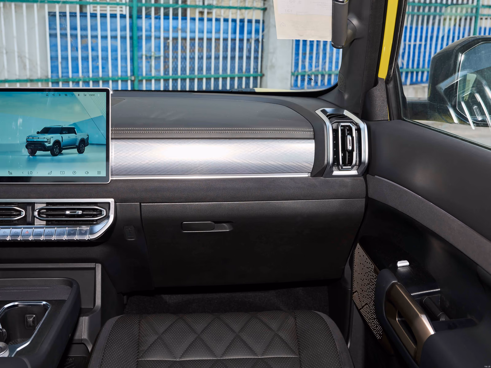 Nissan Frontier Pro PHEV — передняя панель со стороны пассажира