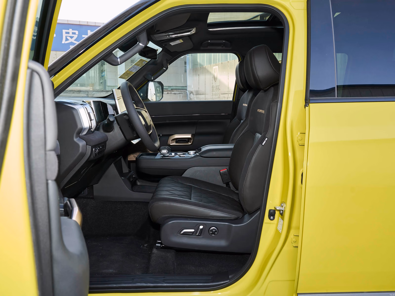 Nissan Frontier Pro PHEV — передние кресла