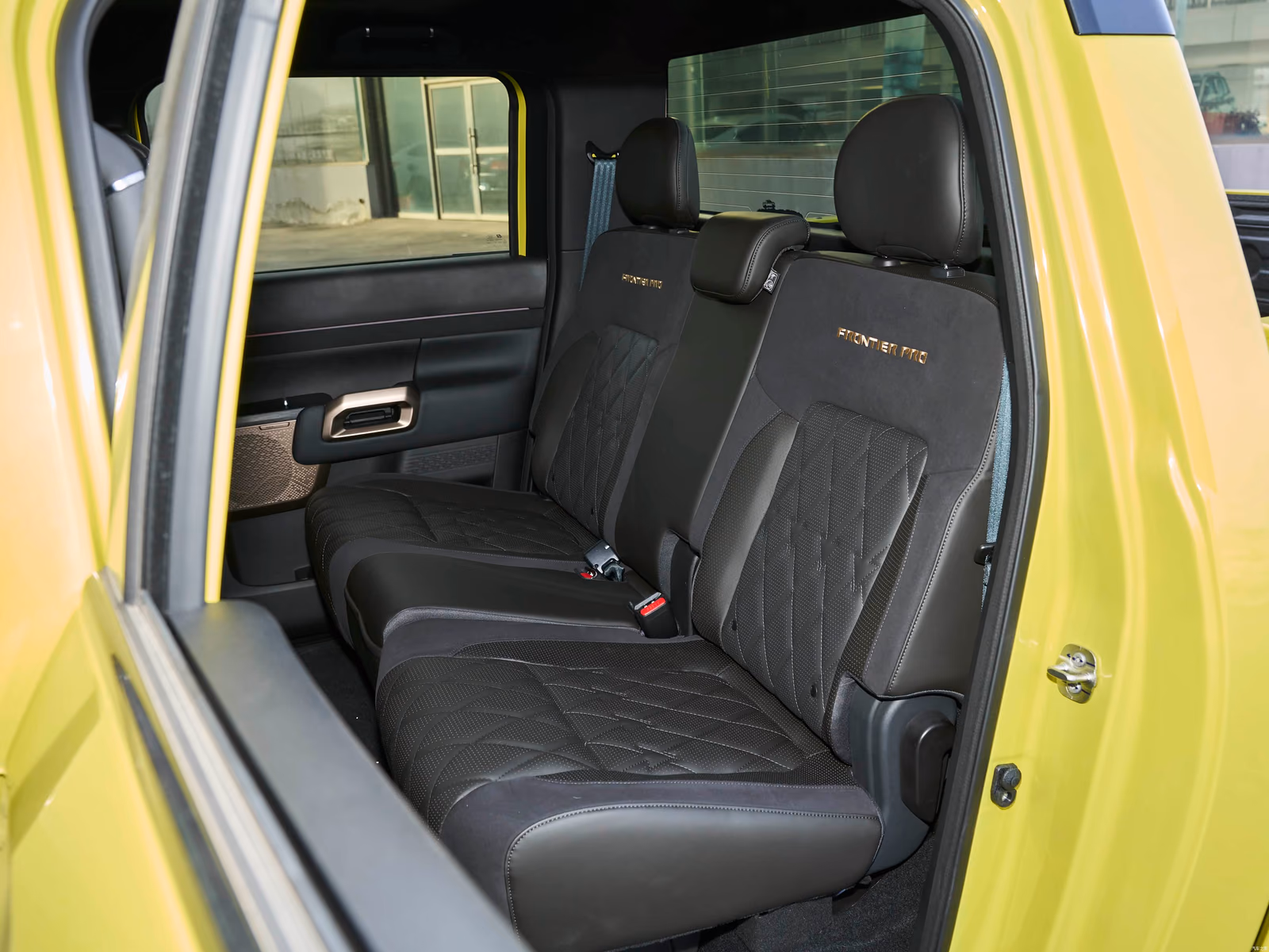 Nissan Frontier Pro PHEV — чёрный второй ряд сидений