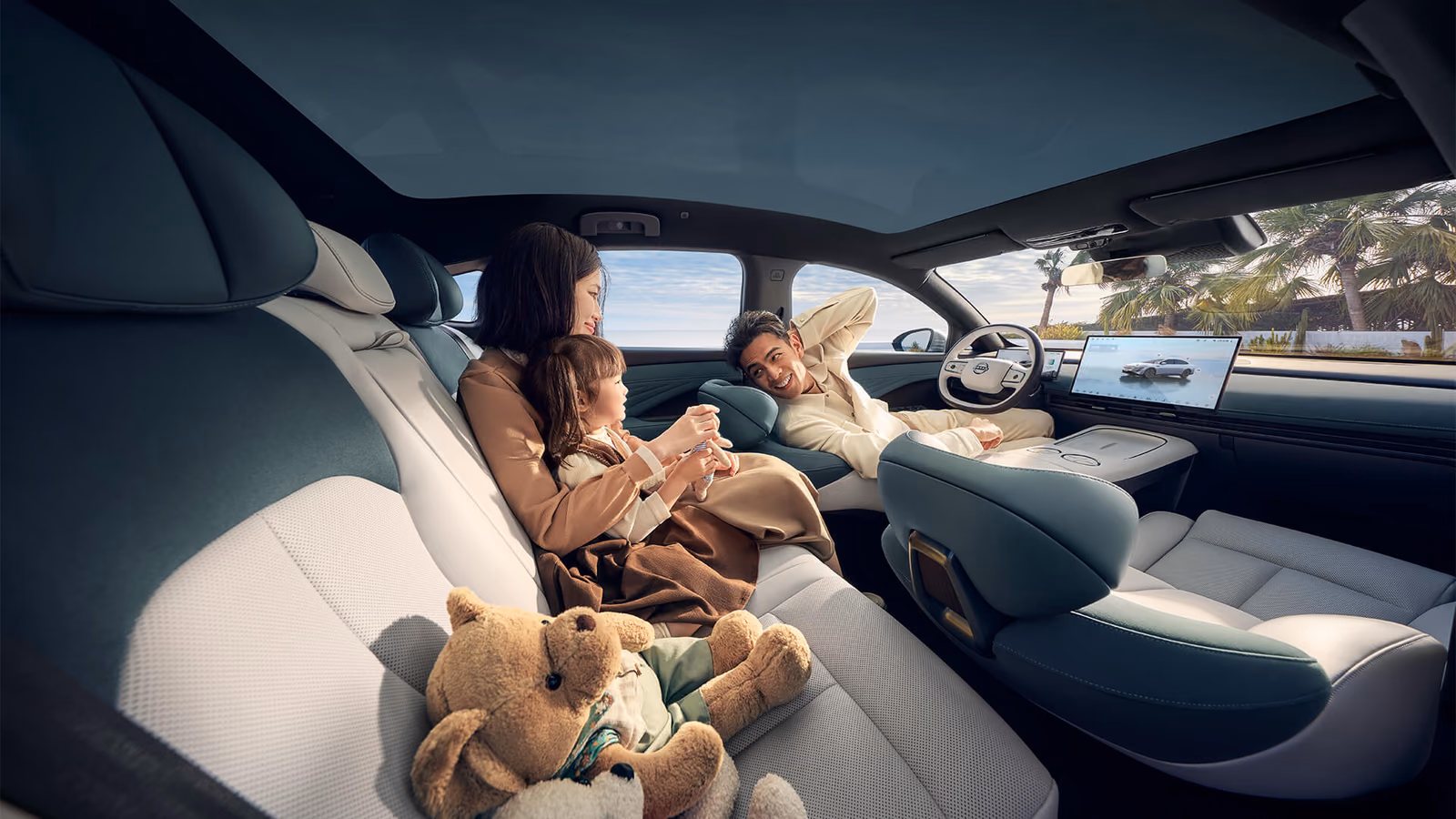 Светлый салон Nissan N7 для семейной поездки