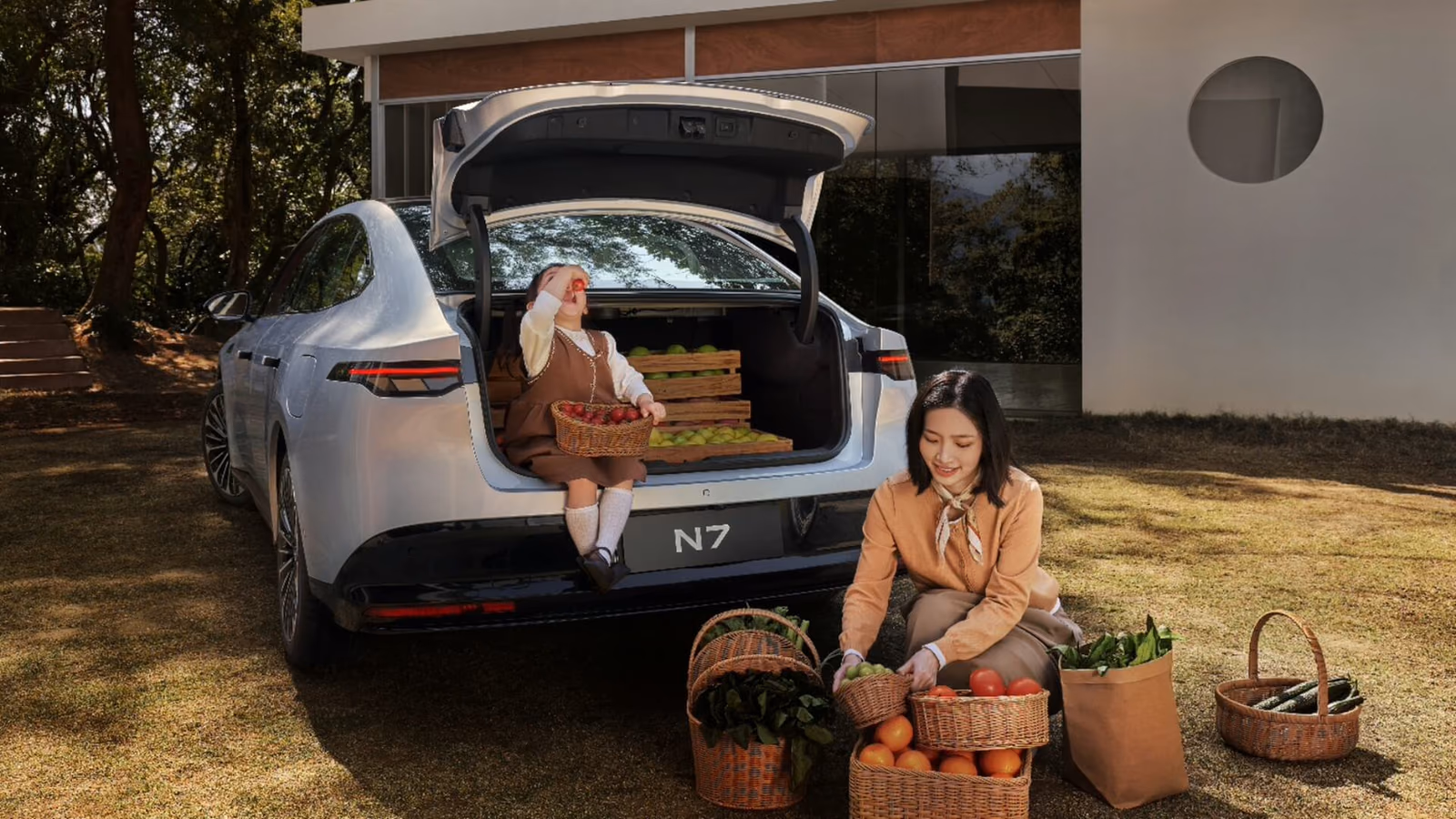 Серебристый Nissan N7 в студии